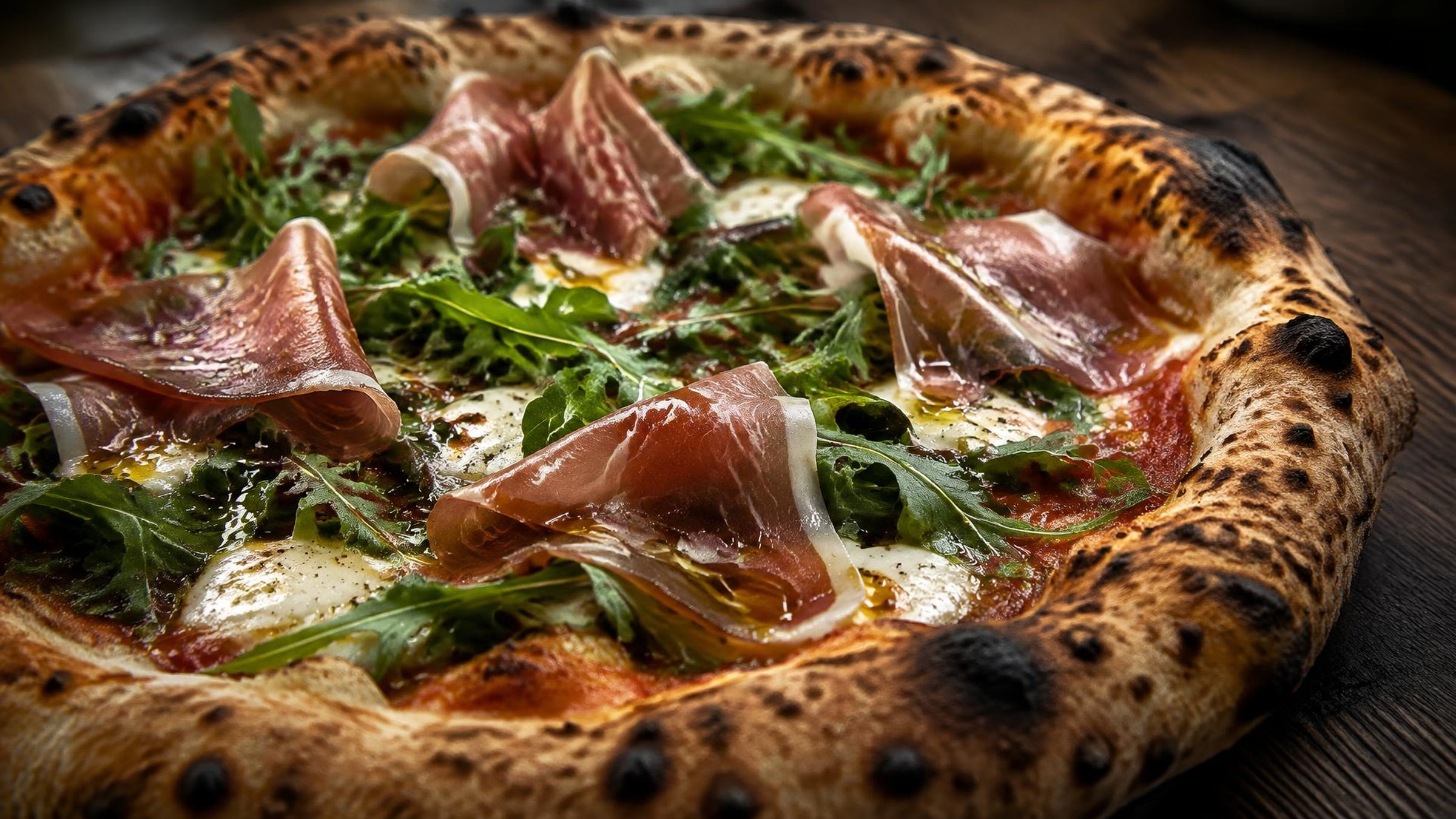 Neapolitanische Pizza mit Prosciutto crudo, Rucola und Olivenöl